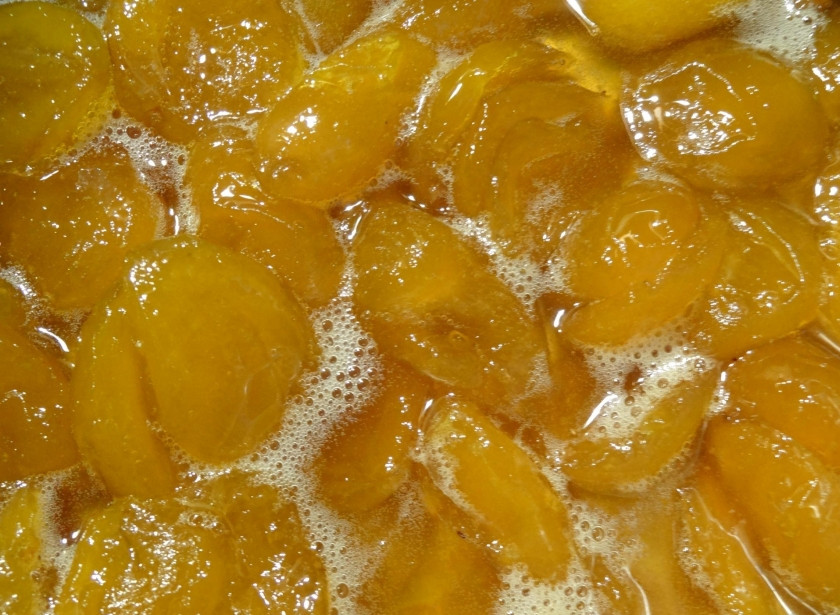 1. Этап. Простое варенье из абрикосов без косточек: На следующий день ставим емкость с абрикосами на медленный огонь и варим варенье в течение часа после закипания. Не забиваем помешивать его и снимать с поверхности образовавшуюся пенку.