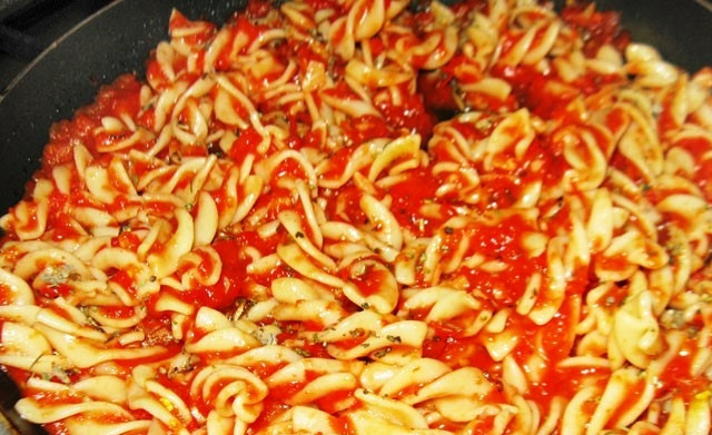 1. Этап. Сырная паста, запеченная в духовке: Добавляем отваренные макароны и специи. Перемешиваем и снимаем с огня.