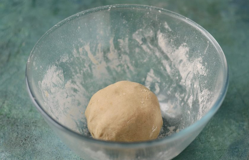 1. Этап. Диетические галеты: Погасите соду уксусом. Смешайте муку, гашеную соду, ореховую пасту и кипяток. Замесите однородное тесто. Скатайте его в шар и оставьте на 5-10 минут.