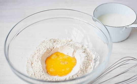 1. Этап. Новогодние канапе с семгой: 1. В глубокую мисочку просейте муку, добавьте дрожжи, соль и вбейте яйцо. Влейте теплое молоко.