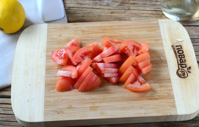 1. Этап. Салат из пекинской капусты и помидоров: Помидоры порежьте некрупными дольками.