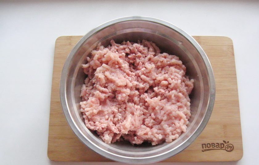 1. Этап. Домашняя колбаса в пакете: Свинину и куриное филе пропустите через мясорубку.