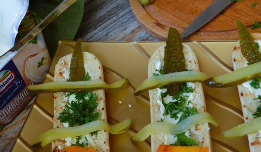 1. Этап. Хот-дог Крокодильчик: Из огурца вырезать хвосты и лапки, из помидора языки. Разложить.