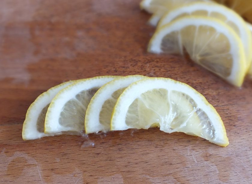 1. Этап. Рыбная нарезка: Ломтики лимона сложите в ряд внахлест.