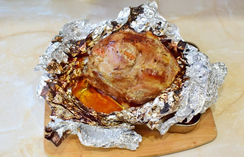 1. Этап. Мясо по-немецки: В конце приготовления откройте фольгу и оставьте мясо еще минут на 15 в духовке, чтобы оно подрумянилось. Вокруг мяса образовалось много сока. Поливайте мясо этим соком.