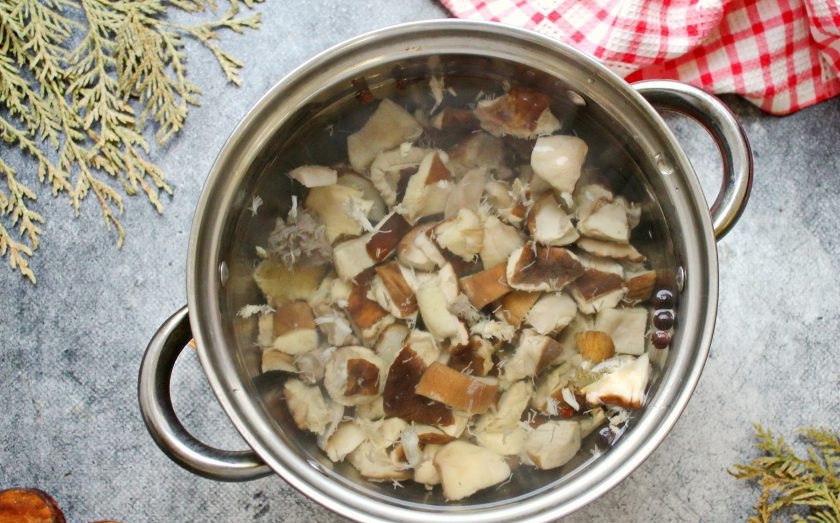 1. Этап. Маринад для грибов: Приступайте к маринованию грибов.