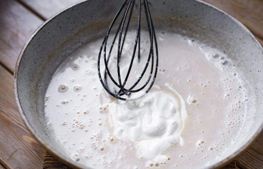 1. Этап. Жульен в аэрогриле: Добавьте сметану, соль, перемешайте и еще раз дождитесь закипания соуса. Соус по густоте получается, как сметана средней жирности. Снимите сковороду с плиты.