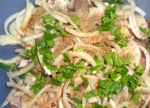 1. Этап. Шашлык по-американски: К мясу добавить лук и специи, соль.