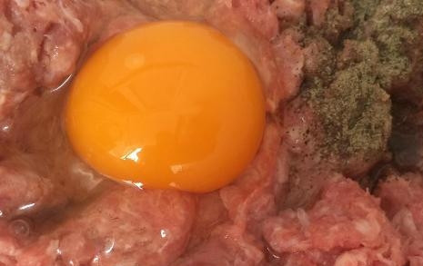 1. Этап. Слоеные пирожки с фаршем и овощами: Тем временем в фарш добавляем яйцо, соль и перец. Хорошо все вымешиваем.