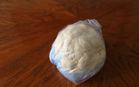 1. Этап. Хычины с картошкой: 2. Замесите крутое тесто, заверните в пленку и уберите в холодильник на полчасика.