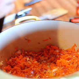 1. Этап. Говядина в болонском соусе: Перемешиваем и готовим в течении нескольких минут.