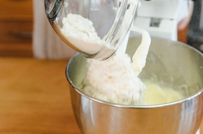 1. Этап. Торт Шикарный: 4. Следом — просеянную муку, разрыхлитель, щепотку соли. Для аромата добавьте ванильный экстракт. Также можете использовать цедру цитрусовых или фруктовый ликер, например.