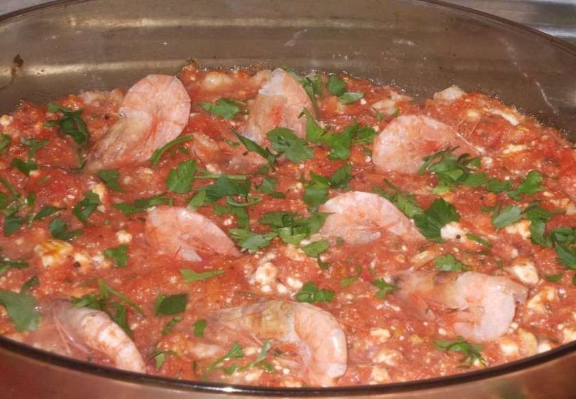 1. Этап. Креветки, запеченные под соусом: 9. Мою и нарезаю мелко петрушку (можно другую зелень), посыпаю ней блюдо.