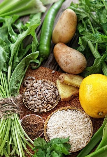 1. Этап. Зеленый суп с щавелем: Подготовим все необходимые ингредиенты для приготовления супа. Овощи хорошенько промоем, картошку почистим, рис промоем.