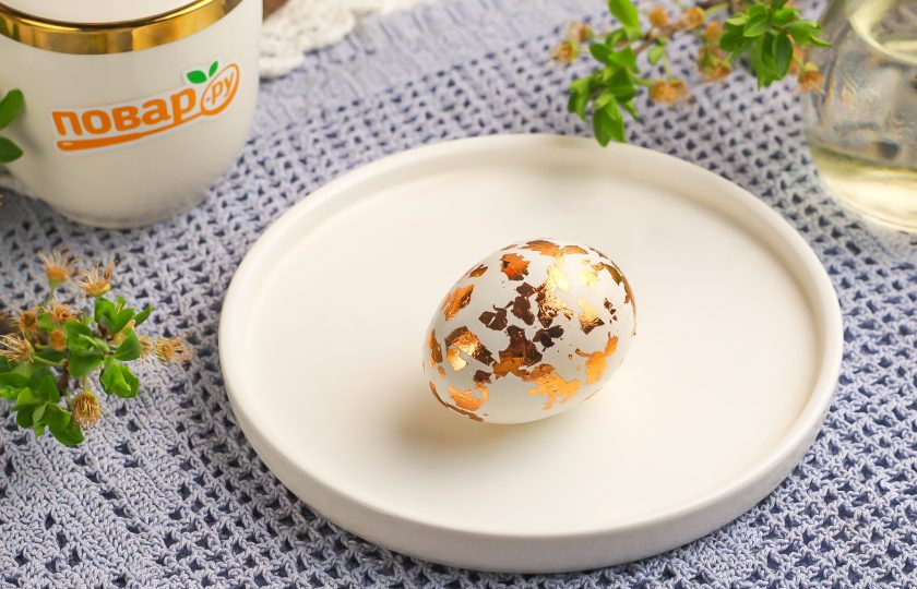 1. Этап. Яйца с поталью: Таким образом у вас получится идеально декорированное отварное пасхальное яйцо. Перчатки не используйте, так как вся поталь останется на них, а не на скорлупе!