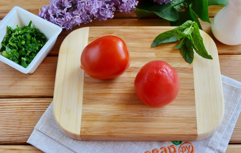 1. Этап. Райта: Помидоры обдайте кипятком, снимите кожицу.