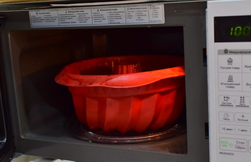 1. Этап. Кекс с вишней в микроволновке: Поставьте кекс в микроволновку и включите на 10 минут. Спустя указанное время проверьте кекс на готовность. Проткните его деревянной шпажкой и вытащите. Она должна быть сухая. При необходимости добавляйте время еще по 1 минуте. У меня ушло 12 минут.