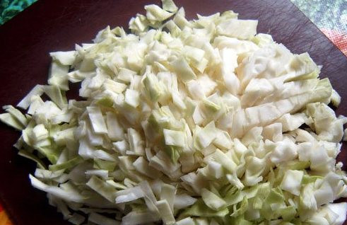 1. Этап. Баранина тушеная с капустой: 2. Капусту промываем, убираем грязные листочки и нарезаем.
