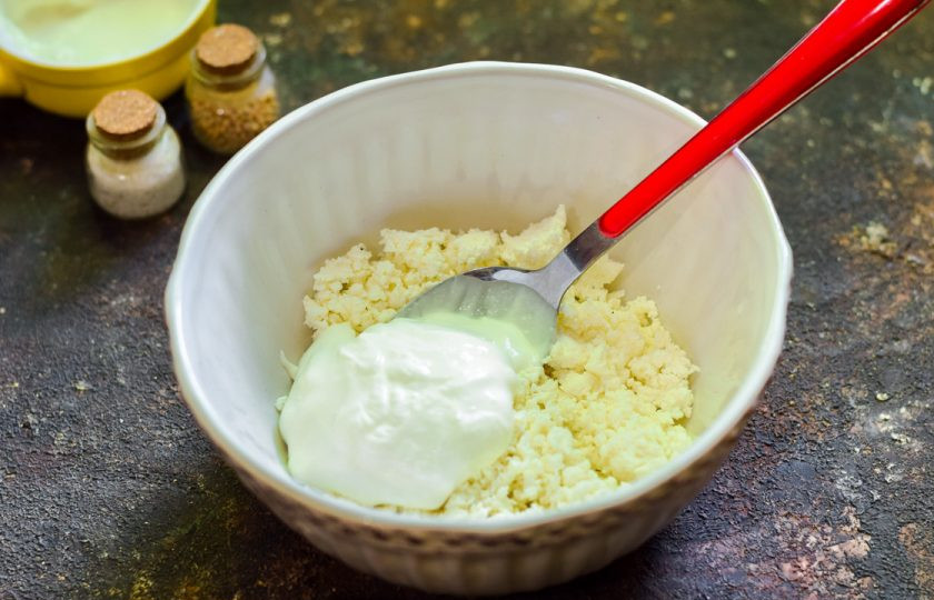 1. Этап. Рулет из лаваша с ягодами и творогом: Творог переложите в миску и добавьте сметану.