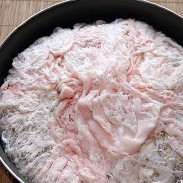 1. Этап. Сальник: 5. Плотно накрыть начинку сверху краями сальника. Запекать сальник в духовке 2 часа при 120 градусах.