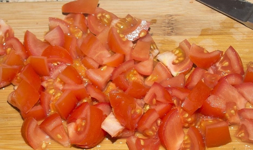 1. Этап. Овощной салат с креветками: 3. Помидоры у меня крупные, нарезаю их кусочками, а если мелкие, то нарезаю дольками.