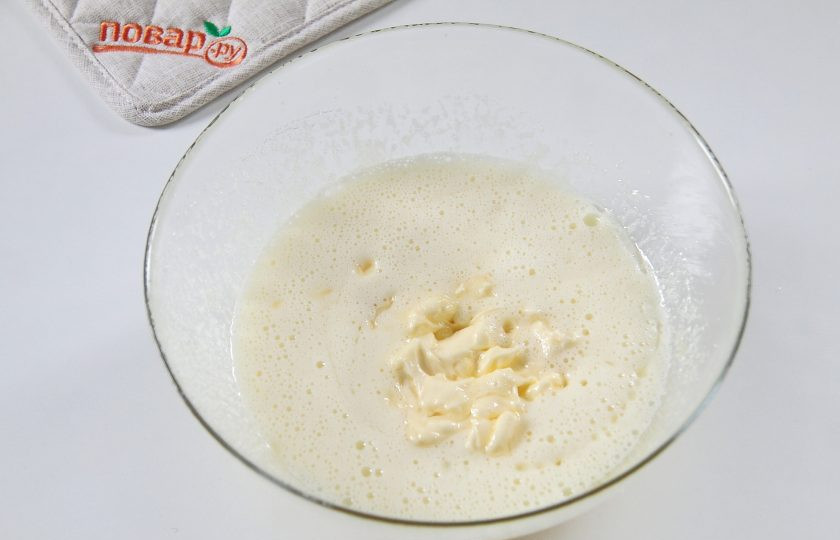 1. Этап. Кекс в мультиварке: 3. Добавьте мягкое сливочное масло и любое растительное без запаха.