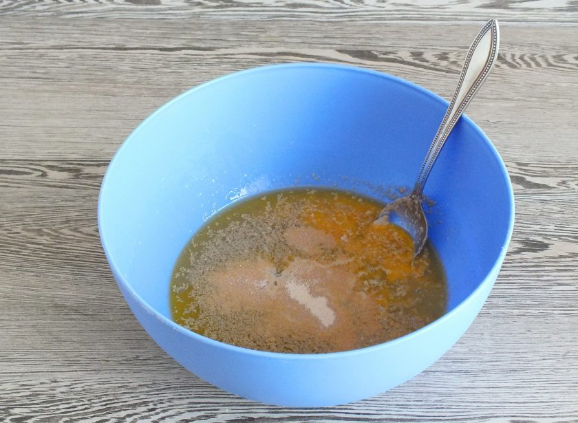 1. Этап. Тесто Воздушный экспресс: Добавьте дрожжи. Размешайте.