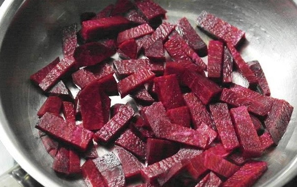 1. Этап. Закуска со свеклой: Свеклу почистите, промойте и нарежьте средней соломкой. Обжарьте кусочки в разогретом масле 2 минуты на сильном огне, а потом 5 минут на среднем.