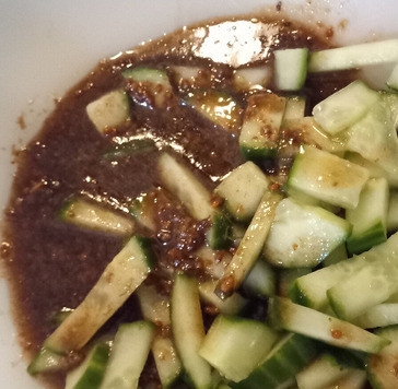 1. Этап. Паста из сардин с огурцом: Тем временем, приготовить маринад, смешав воду, сахар, горчицу и уксус Переложить в небольшую сковороду и готовить на медленном огне 10 минут до полного растворения. Затем добавить в маринад огурец, перемешать.