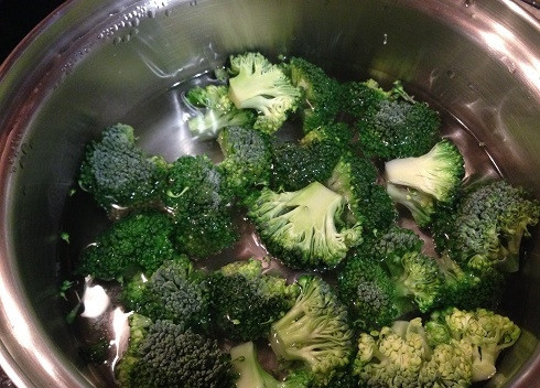 1. Этап. Салат из брокколи с курагой, изюмом и орехами: 2. И бросаем в кипящую подсоленную воду. Варим минут 5.