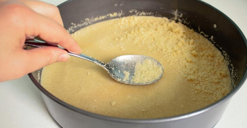 1. Этап. Смородиновый чизкейк: Форму для выпекания смажьте маслом. Примерно две трети получившейся массы утрамбуйте в форму и отправьте в разогретую до 175 градусов духовку на 10 минут.