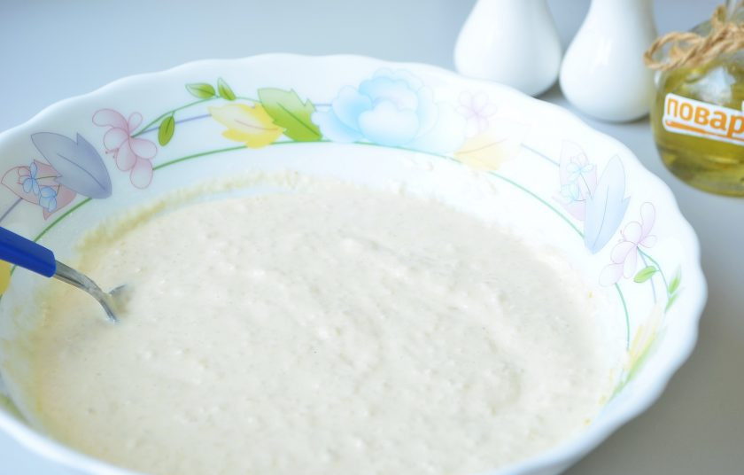 1. Этап. Блины из цветной капусты на кефире: 4. Хорошо перемешайте тесто для блинов и оставьте на столе на 20 минут.