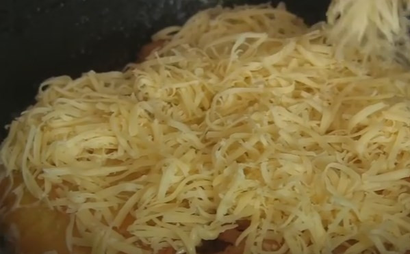 1. Этап. Отбивная Медвежья лапа: 6. Обжаривайте на разогретой сковороде с обеих сторон на медленном огне до золотистого цвета. Затем выложите тертый сыр и дожаривайте под закрытой крышкой до его расплавления.