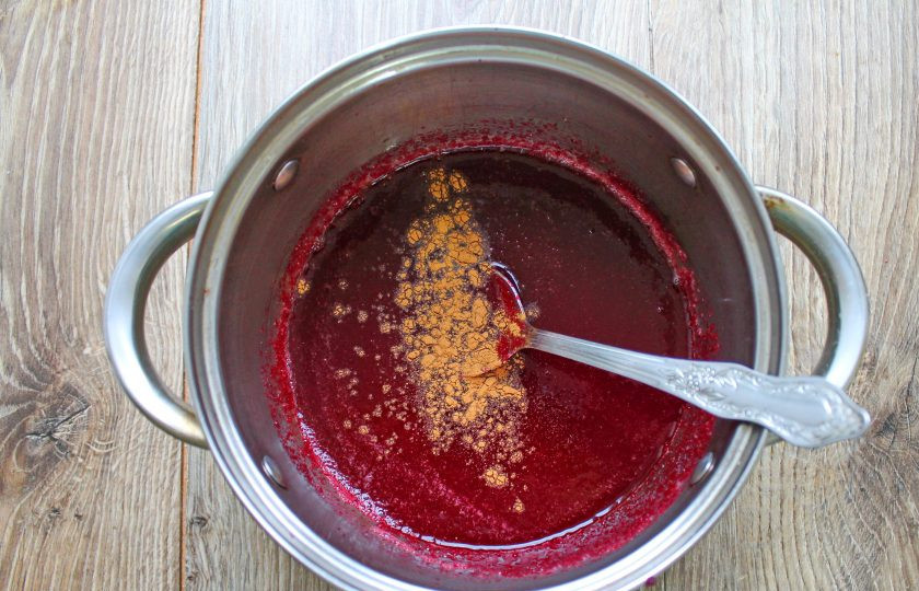 1. Этап. Свекольное желе: При желании добавьте корицу или другую пряность по вашему вкусу, перемешайте.