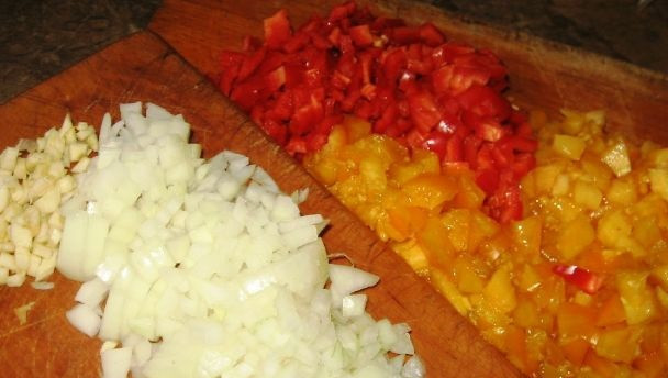 1. Этап. Овощные лодочки из баклажанов: Лук, чеснок, перец и помидоры мелко нарезаем.