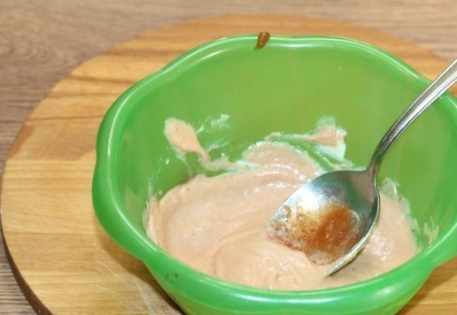 1. Этап. Ленивые пельмени с индейкой и капустой: 16. Для заливки - смешиваем сметану с кетчупом.