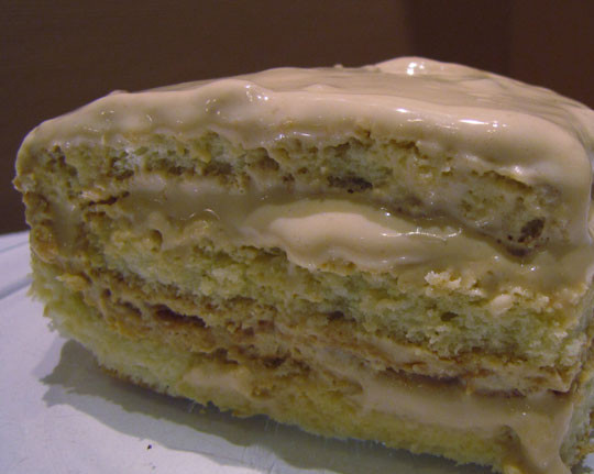 1. Этап. Крем для торта из сгущенки и сметаны: Готовым кремом смазываем коржи для торта, отправляем в холодильник на несколько часов для застывания. Приятного аппетита!