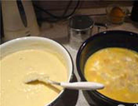 1. Этап. Куличи на маргарине: 1. В отдельную посуду растопим маргарин, вливаем пол литры сливок, пол стакана подсолнечного масла, сметану, восемь яиц, соль, сахар (один стакан). Прогреваем, чтобы получилась температура парного молока, раскрошим сюда дрожжей (где-то спичечный коробок), добавляем муку (должна получиться густота средних оладий).