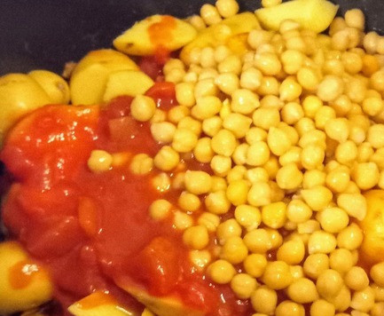 1. Этап. Рагу из фенхеля, артишока и оливок: Добавить паприку, томаты пассерованные, нут, картофель и 200 мл воды. Готовить под крышкой 20 минут до готовности картофеля.