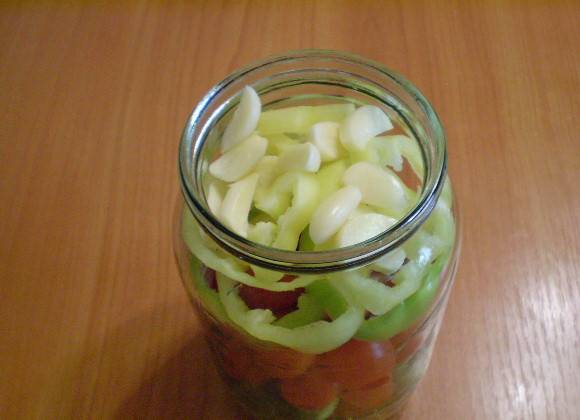 1. Этап. Закатка овощей на зиму: На дно банки уложите специи. Далее слоями — овощи.