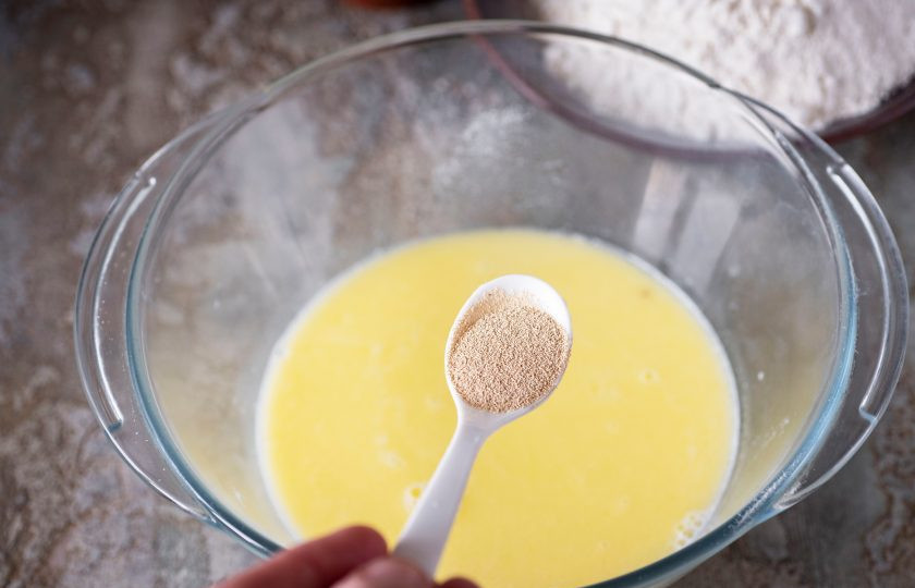 1. Этап. Корейские пончики: Добавьте к этой смеси сухие дрожжи и все перемешайте.