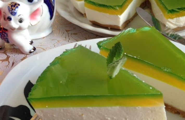 1. Этап. Желейный торт без выпечки: Готовый торт украшаем мятой и ломтиками лимона. Приятного аппетита!