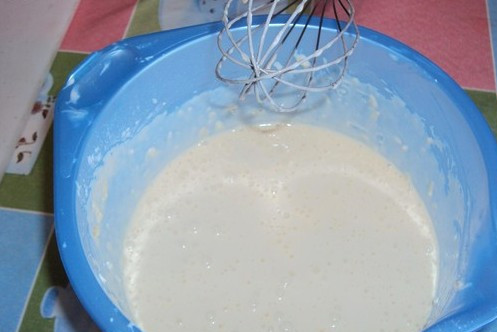 1. Этап. Пирог с грибами заливной: Далее приготовим заливку: разбиваем в миску яйца, добавляем сметану, муку, соль и специи по вкусу, взбиваем все до однородного состояния. Трем на мелкой терке сыр и выкладываем его в приготовленную смесь, тщательно все перемешиваем.