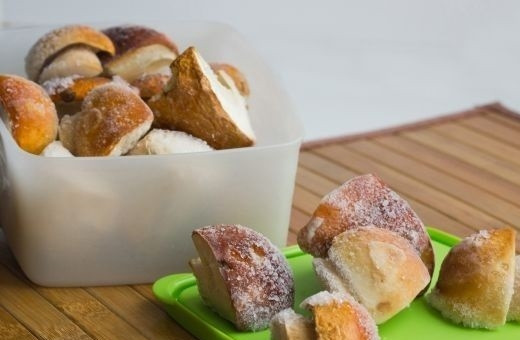 1. Этап. Салат из кальмаров вкусный: 2. Подготовьте грибочки. Взять можно любые, которые вам по вкусу. Они могут быть и свежими, и замороженными.