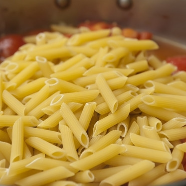 1. Этап. Паста с беконом и помидорами: 8. После вина добавьте пасту и хорошенько перемешайте.