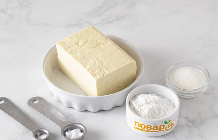 1. Этап. Сырники из тофу: Подготовьте все ингредиенты.