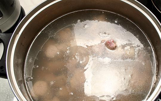 1. Этап. Шурпа: 2. В кастрюлю добавить 3-3,5 литра воды и довести до кипения. Выложить кусочки баранины в кастрюлю. Добавить целую луковицу и одну морковь. Варить на медленном огне 2 часа. Извлечь овощи из бульона.