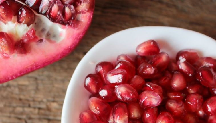 1. Этап. Салат с гранатом и орехами: Гранат очистите и разберите на зерна.