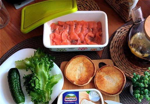 1. Этап. Бургер с лососем и сливочным сыром: Рыбу красную для бургеров сделаю сама заранее. Покупаю стейк любой красной рыбы, режу на 2 половины, убираю кость. Кожу оставляю. Затем тонкими слайсами нарезаю рыбу, освобождая кожу. Выкладываю слайсы рыбы в керамическую посуду на дно в один ряд. Присыпаю солью и сахаром равномерно и поливаю коньяком. Через сутки ем. Получается слабосолёная рыба, которая не пахнет совсем алкоголем. Булочки у меня для бургеров уже разрезанные. Их срезы-половинки нужно подсушить на сухой сковороде до румяности. Готовим всё для бургеров. Я использую плавленный сливочный сыр в ванночке HOCHLAND.