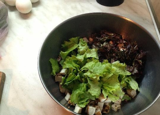 1. Этап. Салат с куриным мясом: 2. Салат мою, обсушиваю и руками рву, добавляю салат в миску к курице.